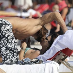 Exclusif - Bob Sinclar et sa femme Ingrid profitent d'une journée ensoleillée sur la plage du Nikki Beach à Saint-Barthélemy, le 9 janvier 2017.