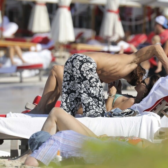 Exclusif - Bob Sinclar et sa femme Ingrid profitent d'une journée ensoleillée sur la plage du Nikki Beach à Saint-Barthélemy, le 9 janvier 2017.