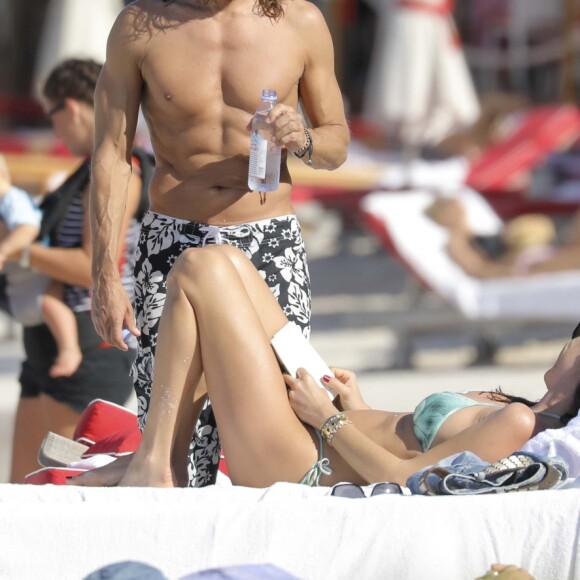 Exclusif - Bob Sinclar et sa femme Ingrid profitent d'une journée ensoleillée sur la plage du Nikki Beach à Saint-Barthélemy, le 9 janvier 2017.