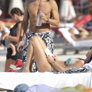 Exclusif - Bob Sinclar et sa femme Ingrid profitent d'une journée ensoleillée sur la plage du Nikki Beach à Saint-Barthélemy, le 9 janvier 2017.