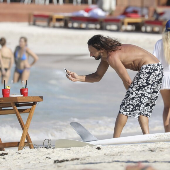 Exclusif - Bob Sinclar et sa femme Ingrid profitent d'une journée ensoleillée sur la plage du Nikki Beach à Saint-Barthélemy, le 9 janvier 2017.