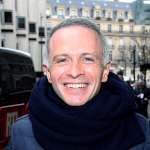 Exclusif - Samuel Étienne (qui présente dorénavant "Questions pour un Champion") dans les rues de Paris le 22 Février 2016