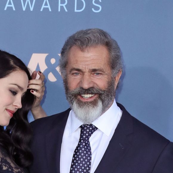 Rosalind Ross (enceinte) et son compagnon Mel Gibson lors de la 22ème soirée annuelle Critics' Choice Awards au Barker Hangar à Santa Monica, le 11 décembre 2016.