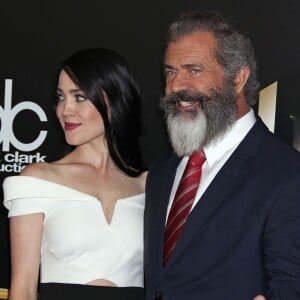 Rosalind Ross enceinte et son compagnon Mel Gibson à la 20ème soirée annuelle Hollywood Film Awards à l'hôtel Beverly Hilton dans le quartier de Beverly Hills à Los Angeles, Californie, Etats-Unis, le 6 novembre 2016.