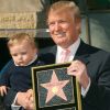 Donald Trump reçoit son étoile sur le Walk of Fame, avec son filsBarron Trump, Hollywood, le 16 janvier 2007.