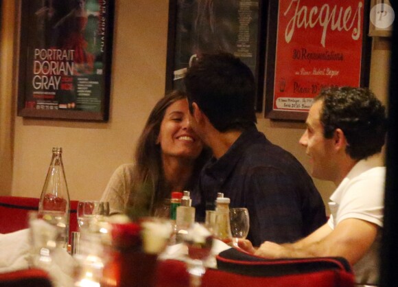 Exclusif - Le tennisman Fernando Verdasco et sa compagne Ana Boyer dînent avec des amis au restaurant "Le bar des théatres" à Paris le 20 mai 2016