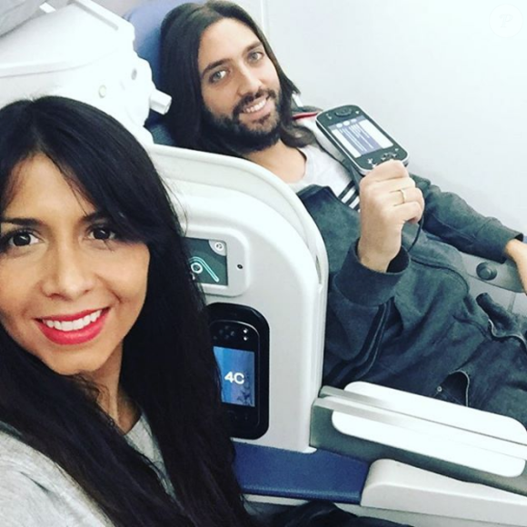Sara Verdasco, soeur du tennisman espagnol Fernando Verdasco, et son mari Juan Carmona, photo Instagram, en avion pour leur lune de miel en novembre 2016. Le 11 janvier 2017, le couple a été fauché par une voiture à Miami et Sara a été grièvement blessée.
