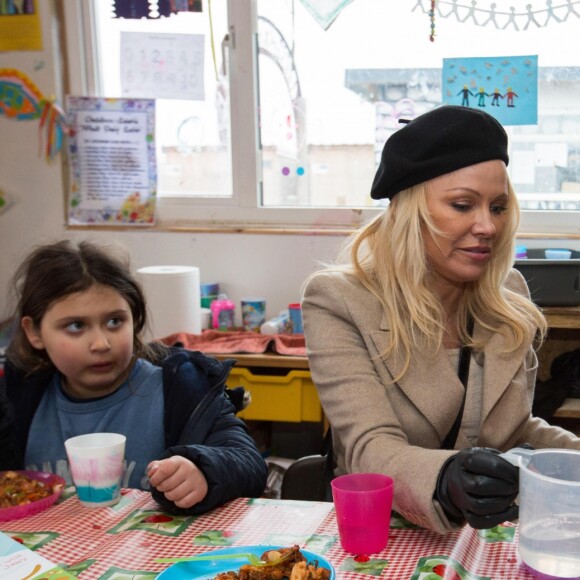 Pamela Anderson visite un camp de réfugiés à Grande-Synthe, Hauts de France, le 25 janvier 2017. Ce déplacement a été organisé par l'association PETA.