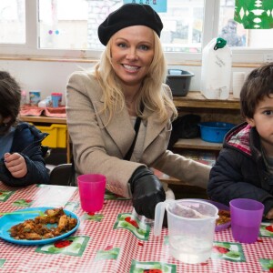 Pamela Anderson visite un camp de réfugiés à Grande-Synthe, Hauts de France, le 25 janvier 2017. Ce déplacement a été organisé par l'association PETA.