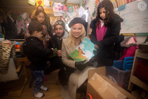 Pamela Anderson visite un camp de réfugiés à Grande-Synthe, Hauts de France, le 25 janvier 2017. Ce déplacement a été organisé par l'association PETA.