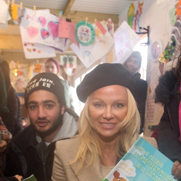 Pamela Anderson visite un camp de réfugiés à Grande-Synthe, Hauts de France, le 25 janvier 2017. Ce déplacement a été organisé par l'association PETA.