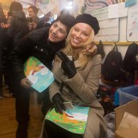Pamela Anderson : Sa touchante et généreuse rencontre avec des migrants à Calais