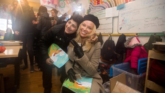 Pamela Anderson : Sa touchante et généreuse rencontre avec des migrants à Calais