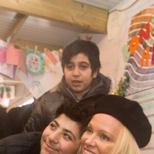 Pamela Anderson visite un camp de réfugiés à Grande-Synthe, Hauts de France, le 25 janvier 2017. Ce déplacement a été organisé par l'association PETA.