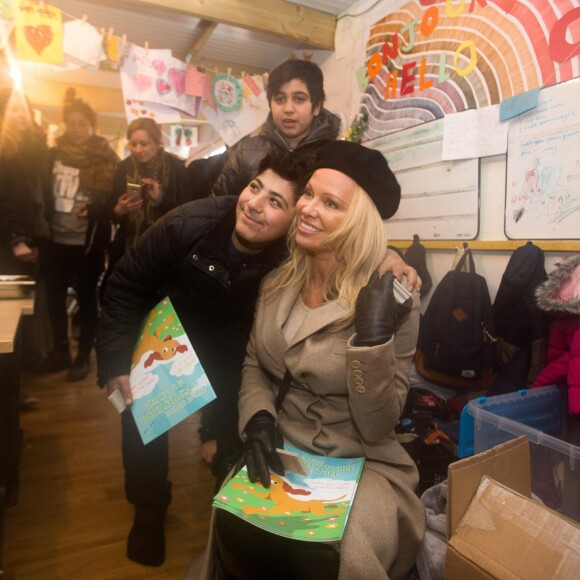Pamela Anderson visite un camp de réfugiés à Grande-Synthe, Hauts de France, le 25 janvier 2017. Ce déplacement a été organisé par l'association PETA.