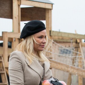 Pamela Anderson visite un camp de réfugiés à Grande-Synthe, Hauts de France, le 25 janvier 2017. Ce déplacement a été organisé par l'association PETA.