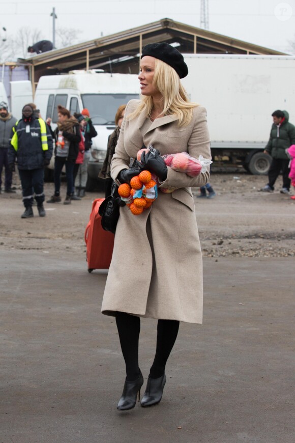 Pamela Anderson visite un camp de réfugiés à Grande-Synthe, Hauts de France, le 25 janvier 2017. Ce déplacement a été organisé par l'association PETA.