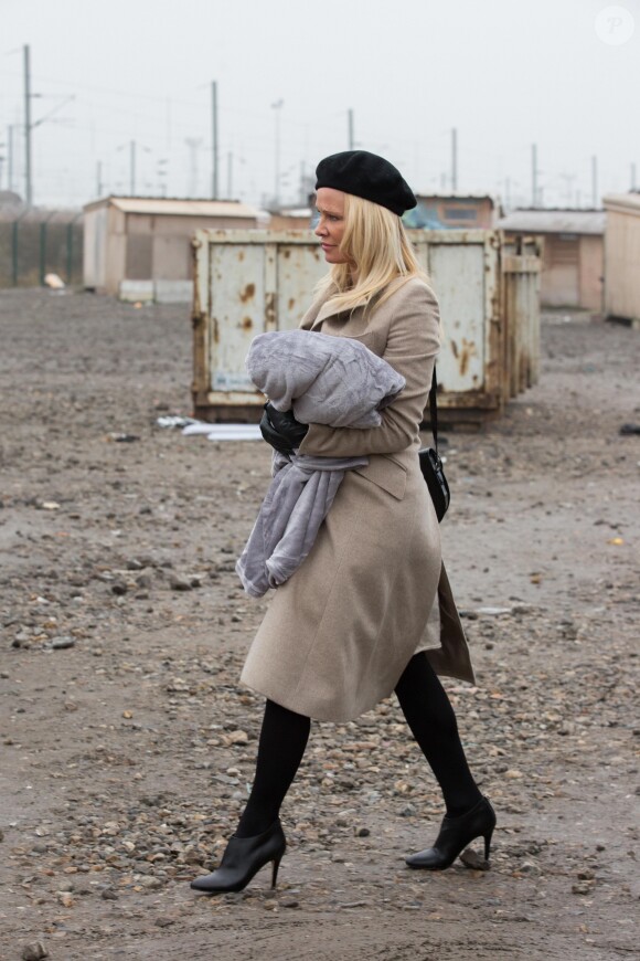 Pamela Anderson visite un camp de réfugiés à Grande-Synthe, Hauts de France, le 25 janvier 2017. Ce déplacement a été organisé par l'association PETA.