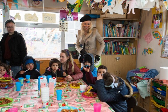 Pamela Anderson visite un camp de réfugiés à Grande-Synthe, Hauts de France, le 25 janvier 2017. Ce déplacement a été organisé par l'association PETA.