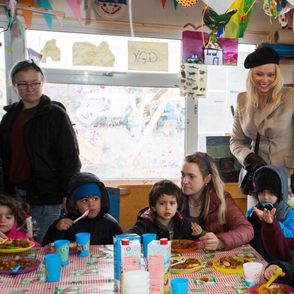 Pamela Anderson visite un camp de réfugiés à Grande-Synthe, Hauts de France, le 25 janvier 2017. Ce déplacement a été organisé par l'association PETA.