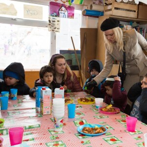 Pamela Anderson visite un camp de réfugiés à Grande-Synthe, Hauts de France, le 25 janvier 2017. Ce déplacement a été organisé par l'association PETA.