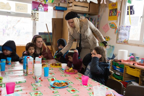 Pamela Anderson visite un camp de réfugiés à Grande-Synthe, Hauts de France, le 25 janvier 2017. Ce déplacement a été organisé par l'association PETA.