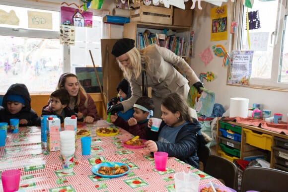 Pamela Anderson visite un camp de réfugiés à Grande-Synthe, Hauts de France, le 25 janvier 2017. Ce déplacement a été organisé par l'association PETA.