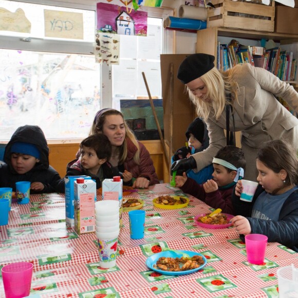 Pamela Anderson visite un camp de réfugiés à Grande-Synthe, Hauts de France, le 25 janvier 2017. Ce déplacement a été organisé par l'association PETA.