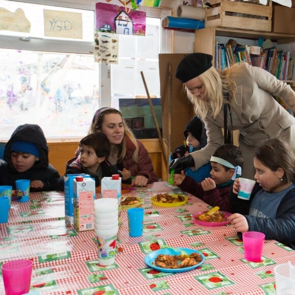 Pamela Anderson visite un camp de réfugiés à Grande-Synthe, Hauts de France, le 25 janvier 2017. Ce déplacement a été organisé par l'association PETA.