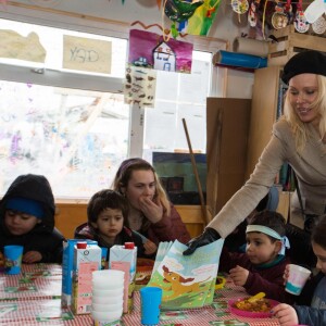 Pamela Anderson visite un camp de réfugiés à Grande-Synthe, Hauts de France, le 25 janvier 2017. Ce déplacement a été organisé par l'association PETA.