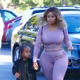 Exclusif - Blac Chyna qui vient d'accoucher et a donné naissance à une petite fille, Dream, a retrouvé sa ligne 15 jours après être sortie de l'Hôpital; Elle se promène avec une amie et son fils King Cairo à Thousand Oaks le 27 novembre 2016