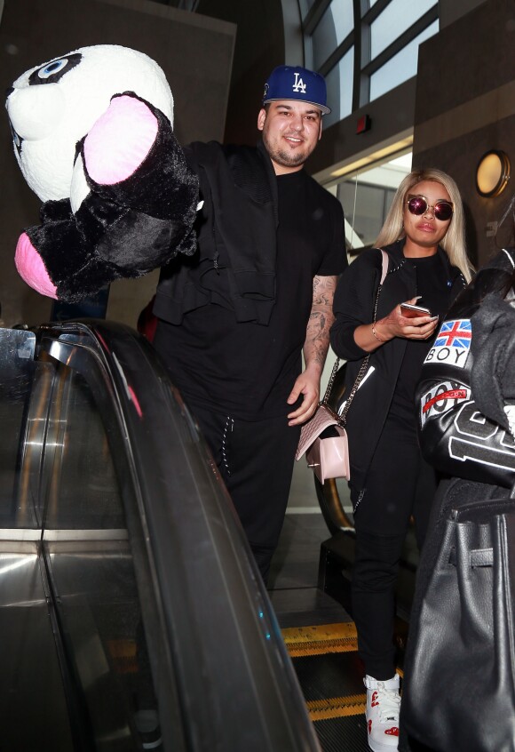 Rob Kardashian et sa compagne Blac Chyna arrivent à l'aéroport LAX de Los Angeles, Rob a ramené une énorme peluche, Los Angeles le 27 Mars 2016.