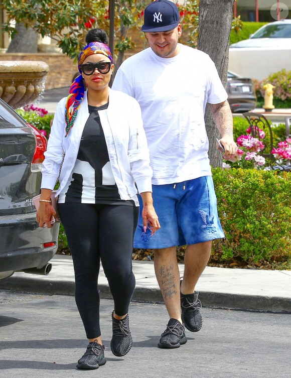 Rob Kardashian et sa fiancée Blac Chyna se promènent dans les rues de Los Angeles, le 6 avril 2016