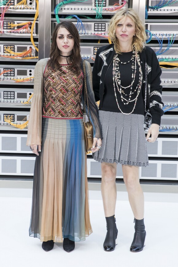 Frances Bean Cobain et sa mère Courtney Love au défilé de mode "Chanel", collection prêt-à-porter Printemps-Eté 2017 au Grand Palais à Paris, le 4 octobre 2016. © Olivier Borde / Bestimage