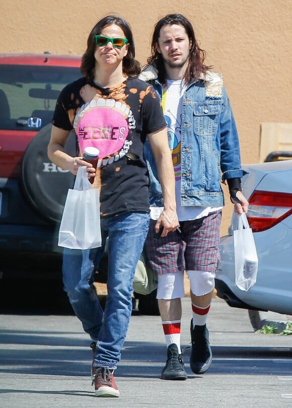 Isaiah Silva, le mari de Frances Bean Cobain, fait ses courses avec un ami à Hollywood le 25 Mars 2016.