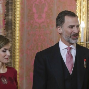 Le roi Felipe VI et la reine Letizia d'Espagne recevaient le 26 janvier 2017 le corps diplomatique au palais royal du Pardo, à Madrid. La reine portait pour l'occasion la même robe qu'en 2013.