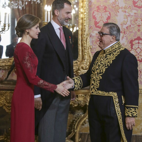 Le roi Felipe VI et la reine Letizia d'Espagne recevaient le 26 janvier 2017 le corps diplomatique au palais royal du Pardo, à Madrid. La reine portait pour l'occasion la même robe qu'en 2013.