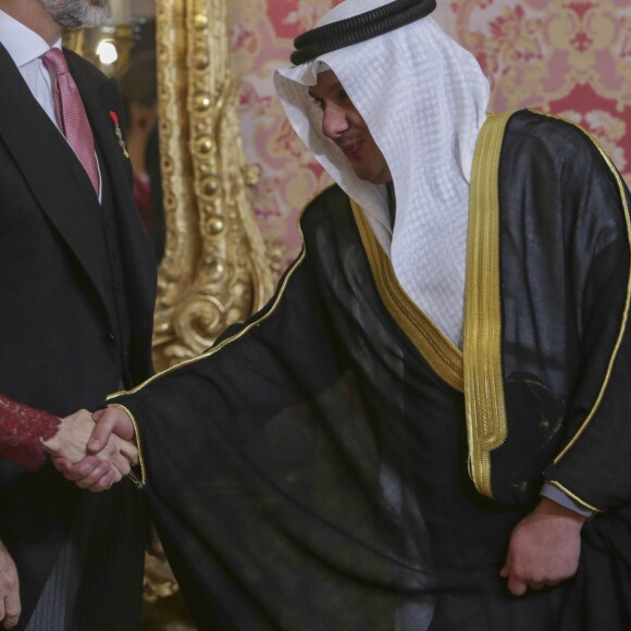 Le roi Felipe VI et la reine Letizia d'Espagne recevaient le 26 janvier 2017 le corps diplomatique au palais royal du Pardo, à Madrid. La reine portait pour l'occasion la même robe qu'en 2013.
