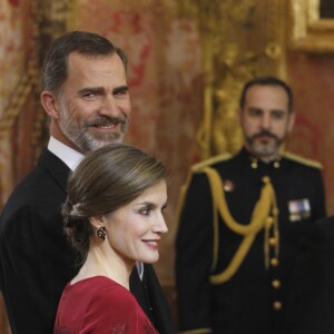 Le roi Felipe VI et la reine Letizia d'Espagne recevaient le 26 janvier 2017 le corps diplomatique au palais royal du Pardo, à Madrid. La reine portait pour l'occasion la même robe qu'en 2013.