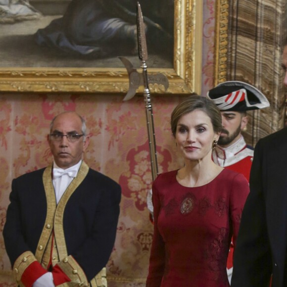 Le roi Felipe VI et la reine Letizia d'Espagne recevaient le 26 janvier 2017 le corps diplomatique au palais royal du Pardo, à Madrid. La reine portait pour l'occasion la même robe qu'en 2013.