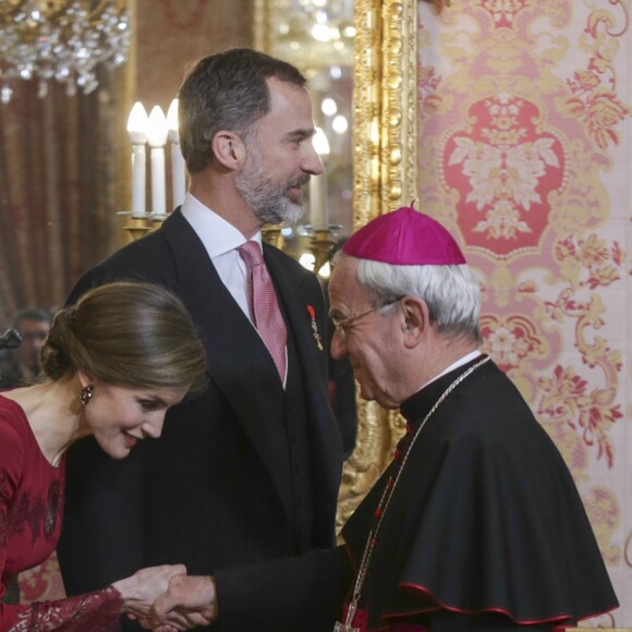Le roi Felipe VI et la reine Letizia d'Espagne recevaient le 26 janvier 2017 le corps diplomatique au palais royal du Pardo, à Madrid. La reine portait pour l'occasion la même robe qu'en 2013.