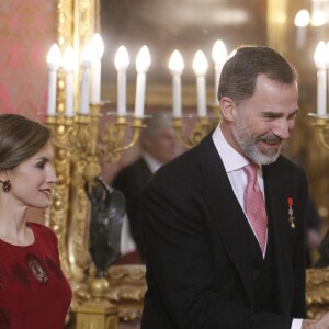 Le roi Felipe VI et la reine Letizia d'Espagne recevaient le 26 janvier 2017 le corps diplomatique au palais royal du Pardo, à Madrid. La reine portait pour l'occasion la même robe qu'en 2013.