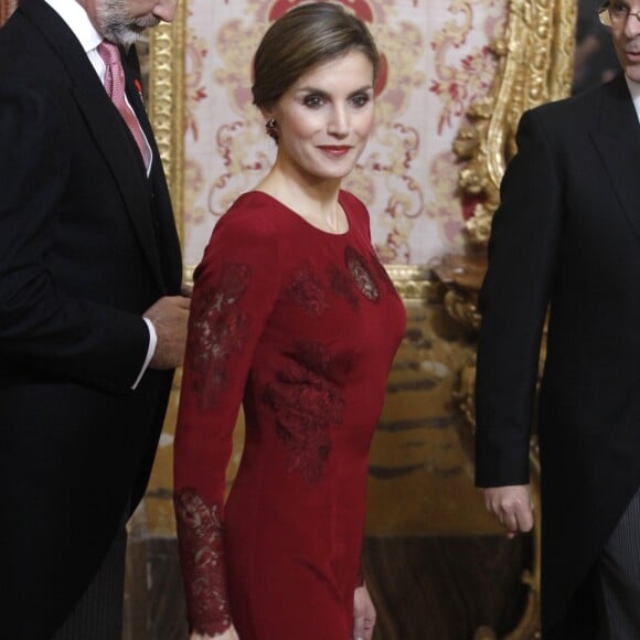 Le roi Felipe VI et la reine Letizia d'Espagne recevaient le 26 janvier 2017 le corps diplomatique au palais royal du Pardo, à Madrid. La reine portait pour l'occasion la même robe qu'en 2013.