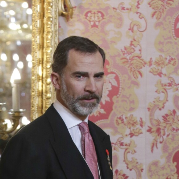 Le roi Felipe VI et la reine Letizia d'Espagne recevaient le 26 janvier 2017 le corps diplomatique au palais royal du Pardo, à Madrid. La reine portait pour l'occasion la même robe qu'en 2013.