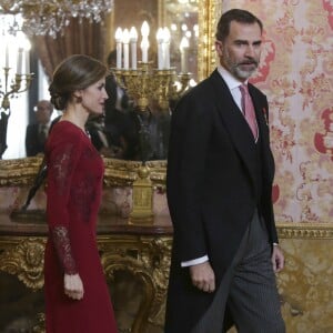 Le roi Felipe VI et la reine Letizia d'Espagne recevaient le 26 janvier 2017 le corps diplomatique au palais royal du Pardo, à Madrid. La reine portait pour l'occasion la même robe qu'en 2013.