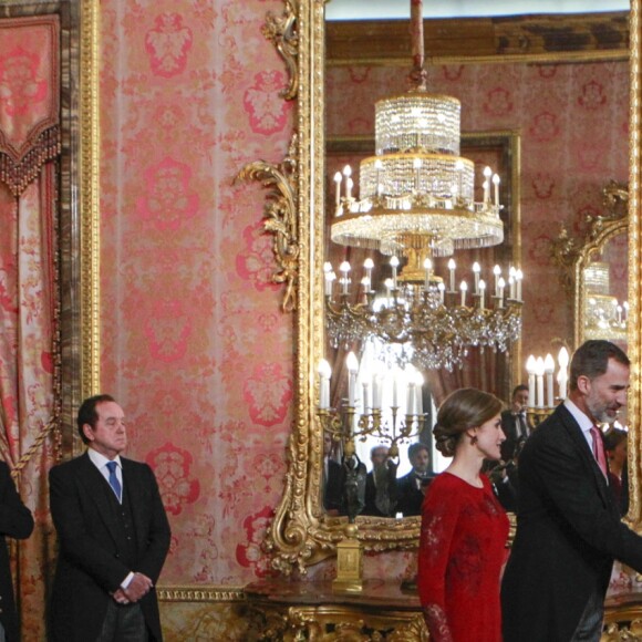 Le roi Felipe VI et la reine Letizia d'Espagne recevaient le 26 janvier 2017 le corps diplomatique au palais royal du Pardo, à Madrid. La reine portait pour l'occasion la même robe qu'en 2013.