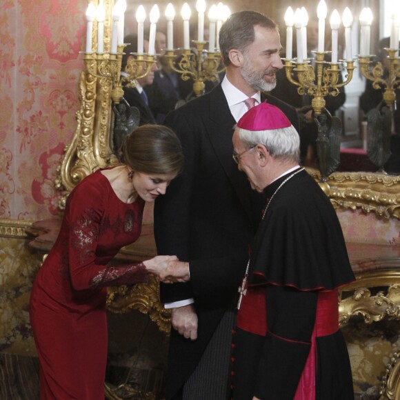 Le roi Felipe VI et la reine Letizia d'Espagne recevaient le 26 janvier 2017 le corps diplomatique au palais royal du Pardo, à Madrid. La reine portait pour l'occasion la même robe qu'en 2013.