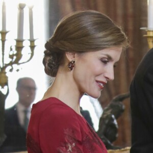 Le roi Felipe VI et la reine Letizia d'Espagne recevaient le 26 janvier 2017 le corps diplomatique au palais royal du Pardo, à Madrid. La reine portait pour l'occasion la même robe qu'en 2013.