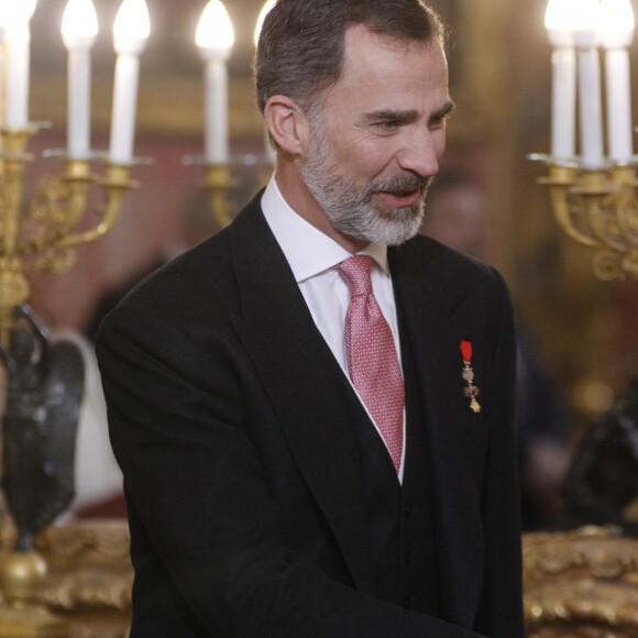 Le roi Felipe VI et la reine Letizia d'Espagne recevaient le 26 janvier 2017 le corps diplomatique au palais royal du Pardo, à Madrid. La reine portait pour l'occasion la même robe qu'en 2013.