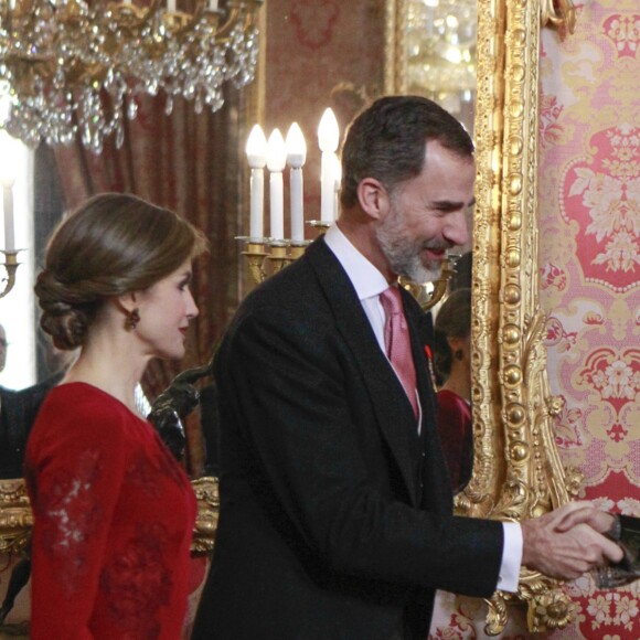 Le roi Felipe VI et la reine Letizia d'Espagne recevaient le 26 janvier 2017 le corps diplomatique au palais royal du Pardo, à Madrid. La reine portait pour l'occasion la même robe qu'en 2013.